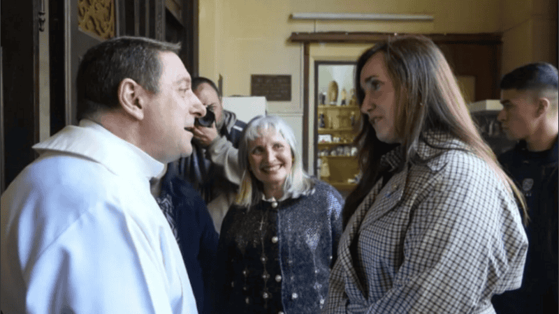 Victoria Villarruel y su madre junto al párroco Osvaldo Macerola en una reciente visita a la Catedral de Rosario.