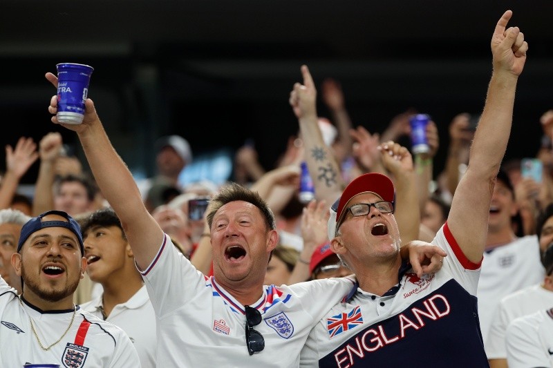 Los hinchas ingleses brindaron con mucha cerveza por la victoria sobre Croacia (EFE)&nbsp;