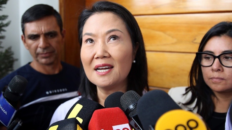 La candidata derechista a la Presidencia de Perú, Keiko Fujimori, habla a la prensa este jueves en Lima. Dijo que van a esperar al conteo final de votos de la Oficina Nacional de Procesos Electorales para hacer un pronunciamiento.