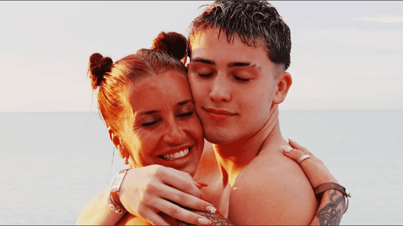 Florencia Peña junto a su hijo Juan.