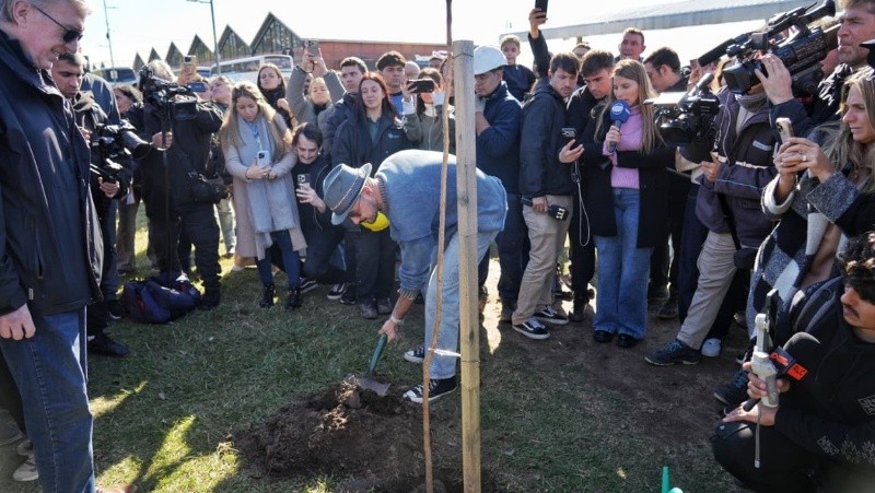 Abel Pintos participó de la plantación del árbol número 1.000 de la campaña ambiental impulsada por Fundación Banco de Bosques (Foto: Alan Monzón)&nbsp;
