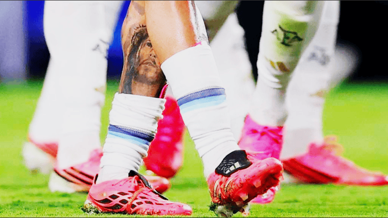 Por qué casi todos los jugadores usan botines rosas.