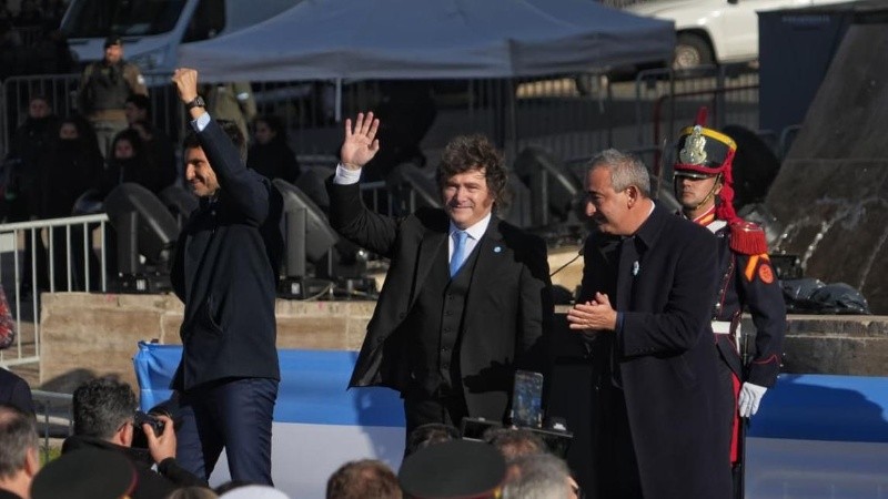 Milei, al llegar al Monumento, saludando al público con Javkin y Pullaro. Foto: Alan Monzón / Rosario3
