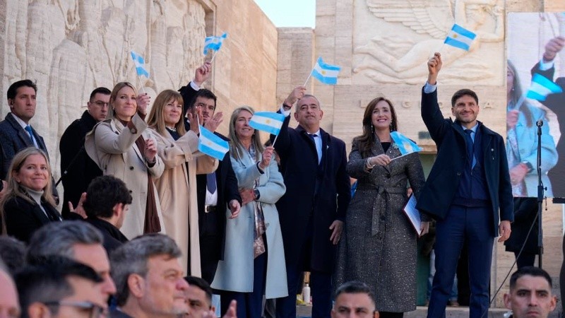&nbsp;Villarruel junto a los funcionarios provinciales y locales en la ceremonia de promesa a la bandera (Alan Monzón).