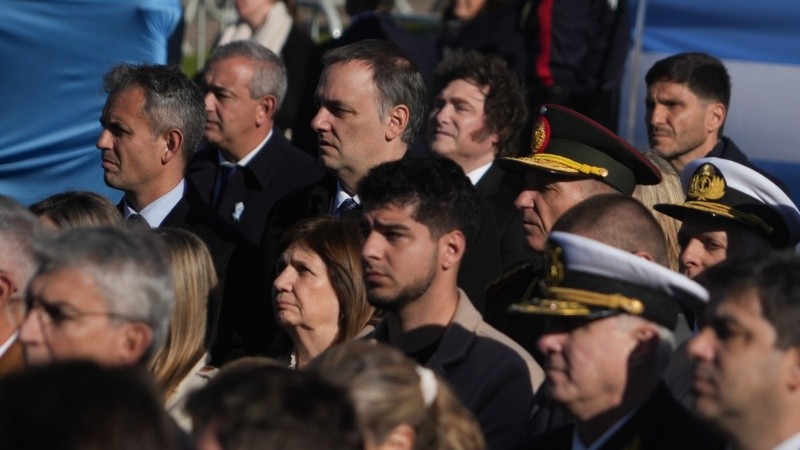 Adorni, Bullrich, Milei, Pullaro, Javkin y Villarruel coincidieron en el acto por el Día de la Bandera (Alan Monzón/Rosario3).
