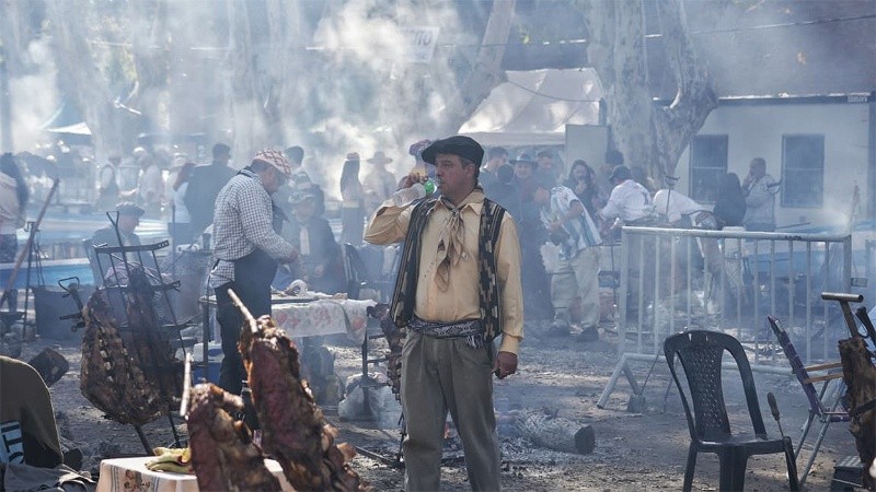 Un 20 de junio no puede faltar el asado, tampoco el agua para apagar tanto fuego (Alan Monzón/Rosario3).