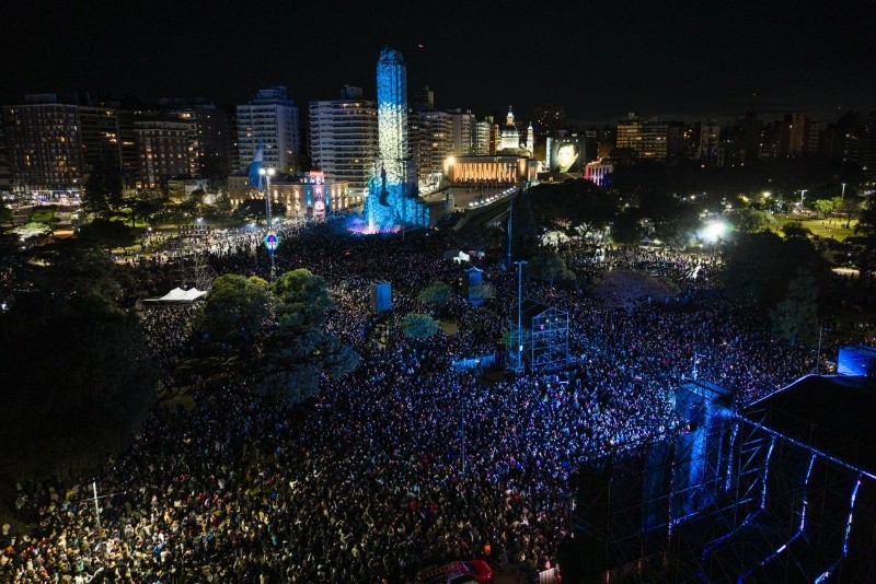 Así fue el cierre de fiesta, con una multitud y los colores de la bandera en el Monumento&nbsp;