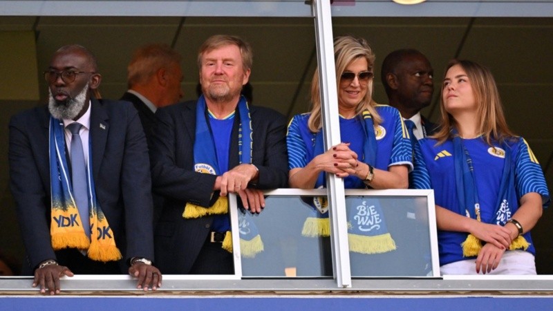 Máxima y su familia en el estadio.