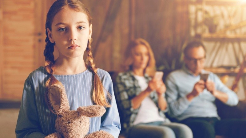 Una investigación realizada en Estados Unidos encontró que los adolescentes cuyos padres se distraen frecuentemente con sus dispositivos electrónicos presentan mayores niveles de apego inseguro.