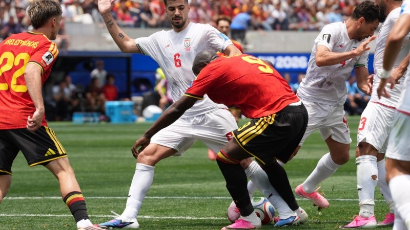 Romelu Lukaku de Bélgica disputa el balón con Saeid Ezatolahi de Irán: fue empate.