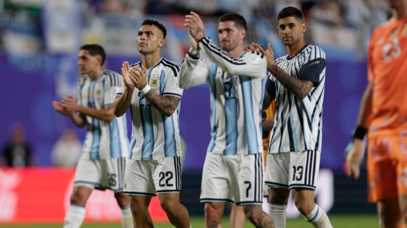 Lautaro Martínez, Rodrigo De Paul y Cristian Romero siguen dentro del equipo titular de Argentina.