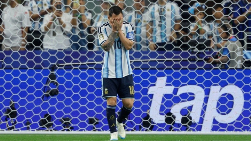 Lionel Messi erró el penal a los tres minutos de juego ante Austria.