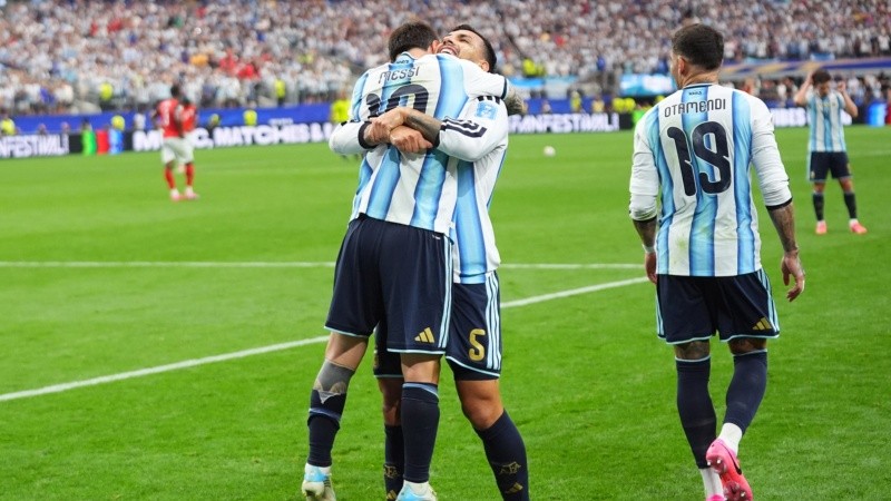 Messi, Paredes y Otamendi, tres que ya son históricos en la selección (EFE)