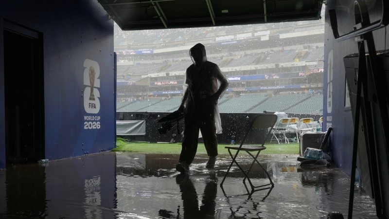 Así se veía el estadio durante la fuerte tormenta en Filadelfia. (EFE)