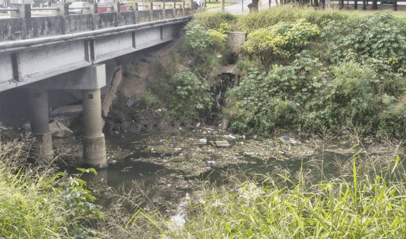Basura, líquidos espumosos, aguas turbias, blanquecinas y verdosas, forman parte del paisaje habitual del Ludueña.