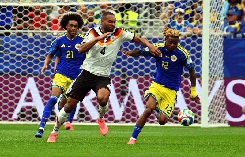 &nbsp;Chong y su compañero Hansen en el debut frente a Alemania. (EFE)
