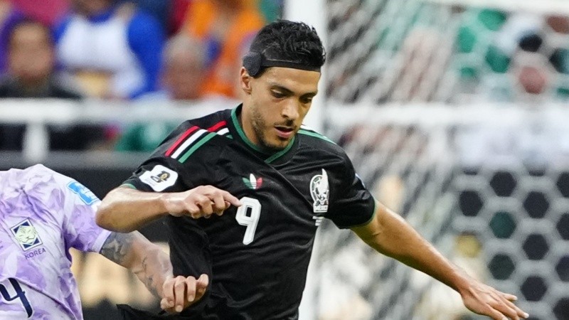 El mexicano Raúl Jiménez juega con una protección en su cabeza. (EFE)