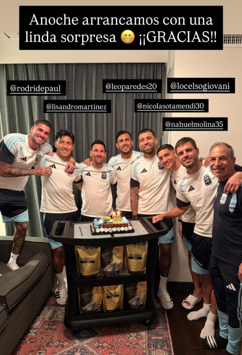 Rodrigo De Paul, Lisandro Martínez, Leandro Paredes, Nicolás Otamendi, Nahuel Molina y Giovani Lo Celso&nbsp;junto a Leo.