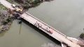 Buzos tácticos y operarios trabajaron en la zona del puente como maquinaria pesada para retirar el acoplado.