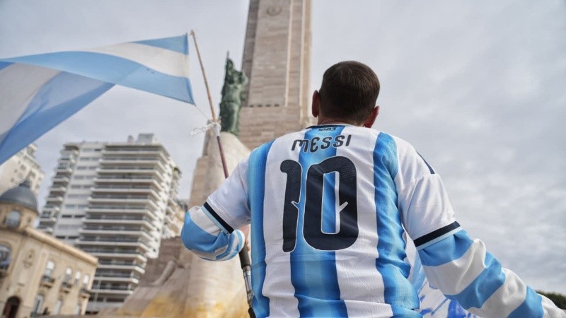 Alejandro, un fanático local de Messi, se acercó al Monumento para festejar el cumple de Leo.