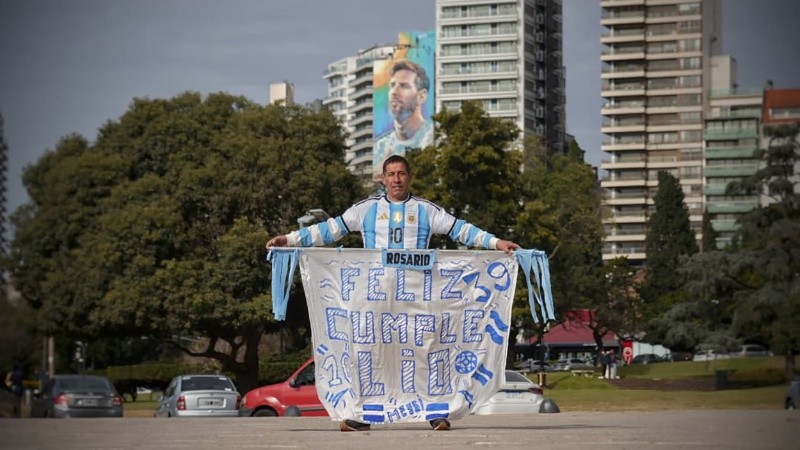 Alejandro, un fanático local de Messi, se acercó al Monumento para festejar el cumple de Leo.