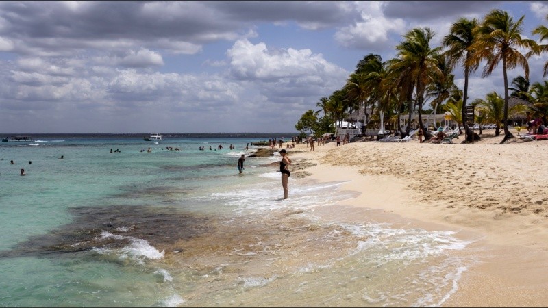 Las playas de Isla Catalina destacan por sus aguas turquesas y calmas.