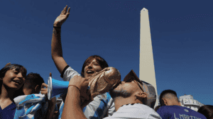 Según un estudio, la mayoría de los argentinos tiene como sueño ver una final de fútbol desde la tribuna.