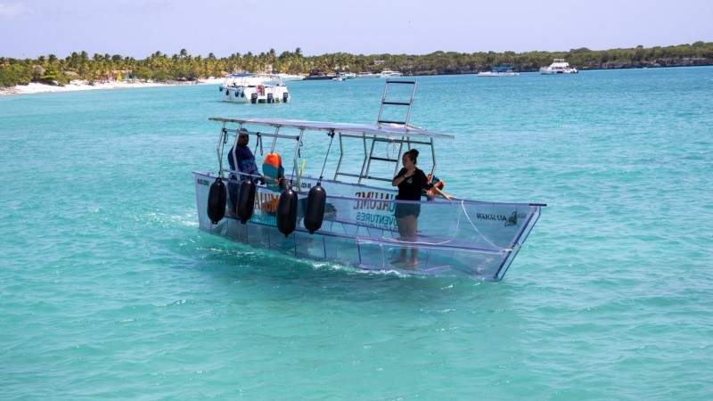 Una de las excursiones permite navegar en una pequeña embarcación transparente para observar arrecifes y distintas especies marinas. (Rosario3)&nbsp;