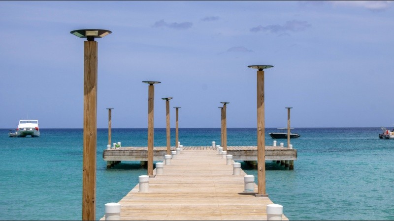 El muelle que recibe a los botes que trasladan turistas hasta Isla Catalina.