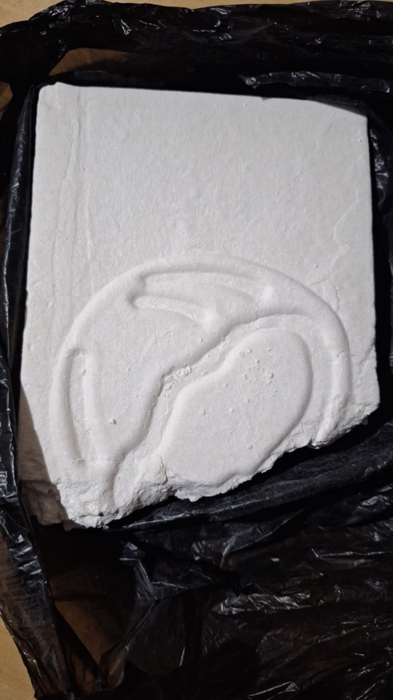 Sello de origen. El medio ladrillo de cocaína incautado.