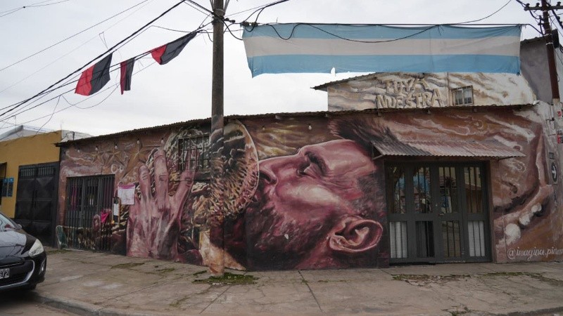 Leo besando la copa, uno de los murales que se destacan en el barrio.