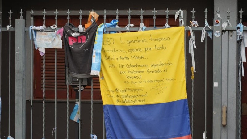 Los visitantes le dejan mensajes a Leo en la puerta de la casa de su infancia.