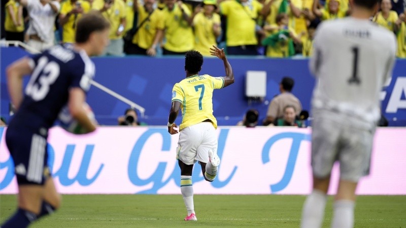 Vinicius abrió la cuenta en el primer tiempo tras un error defensivo. (EFE)