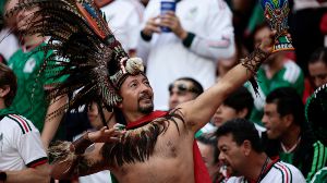 Un hincha mexicano festeja el buen presente del Tri en el estadio Azteca este miércoles.