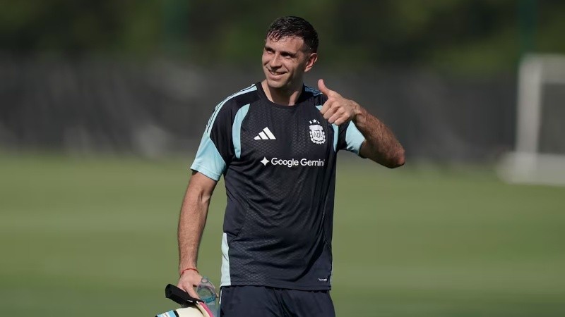 Dibu Martínez, uno de los históricos que será titular ante los jordanos