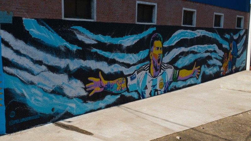 La renovación del espacio de Balcarce y Ameghino sumó además una nueva obra del artista rosarino “Pelu” Rodríguez, que ya había realizado un mural de Messi en el centro.