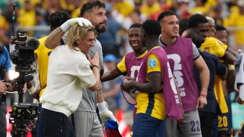 La revancha de Beccacece y su abrazo con Hernán Galindez, otro rosarino que hace historia (EFE).