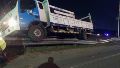 El camión de Alumbrado Público quedó montado sobre el guardarrail.