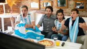 Para evitar el picoteo impulsivo, recomiendan llegar al inicio del encuentro con una comida equilibrada ya realizada.