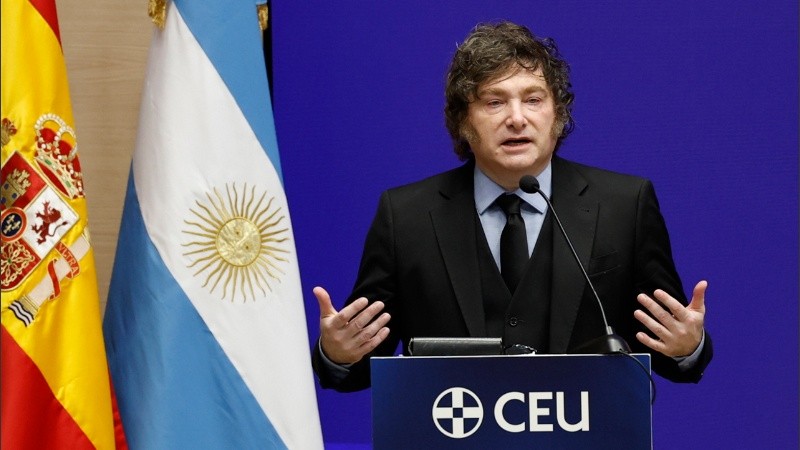 El presidente Javier Milei volvió a hablar de Adorni durante su visita a España.