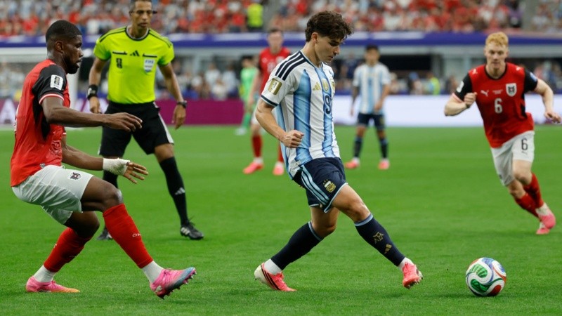 Julián Álvarez tendrá su oportunidad como titular luego de ser suplente en los dos primeros partidos de Argentina. (EFE).