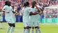 No la metió Mbappé, pero Dembélé se despachó con tres goles en un ratito (EFE).
