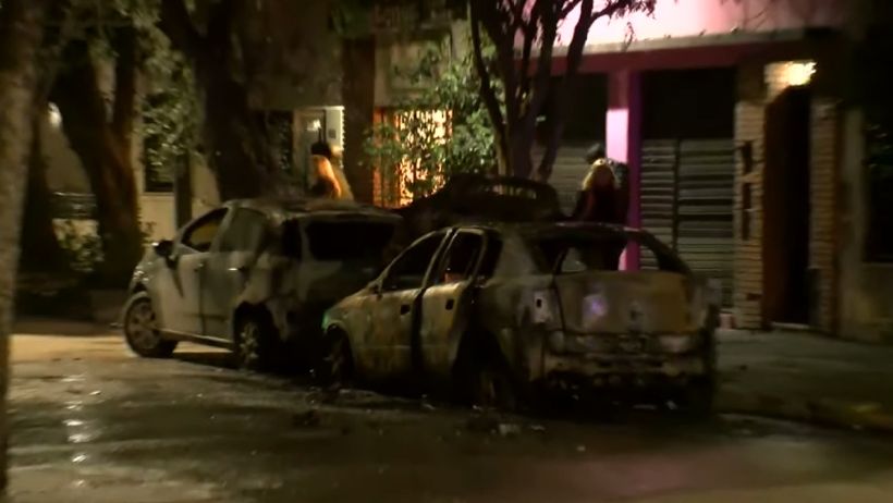 Ataque incendiario contra un auto estacionado frente al Roque Sáenz Peña provocó daños en dos vehículos.