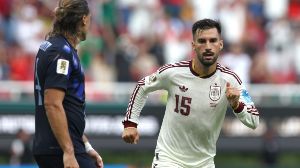 Baena festeja su gol al lado de Canobbio, que en el final se iría expulsado (EFE).