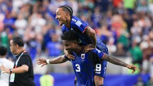 Diney Borges y Livramento de Cabo Verde celebran la clasificación (EFE).