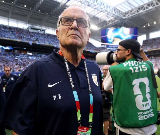 Marcelo Bielsa carga con otra cruz (EFE).