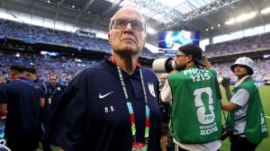 Marcelo Bielsa carga con otra cruz (EFE).