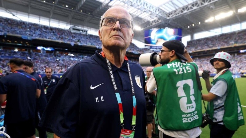 Marcelo Bielsa carga con otra cruz (EFE).