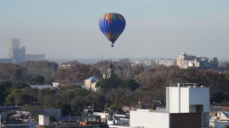 El globo sobrevoló Rosario este sábado por la mañana.