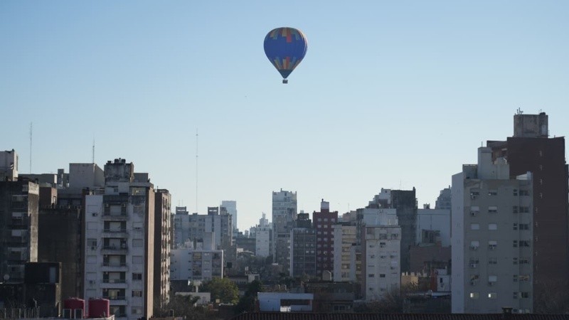 El globo sobrevoló Rosario este sábado por la mañana.
